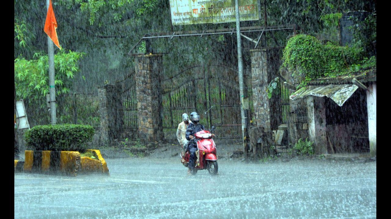 According to Brihanmumbai Municipal Corporation (BMC), Mumbai city has received 46.42 mm rainfall in the 24 hours ending 8 am on Tuesday. Pic/Satej Shinde